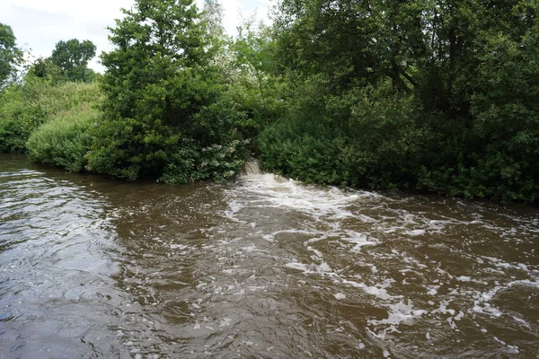 Entrada de cascada en el canal en imagen de campo —  Fotos de Stock