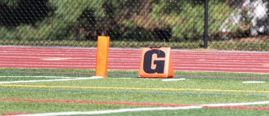 Turuncu sütun, futbol sahasında G harfiyle bitiş çizgisini işaretliyor..