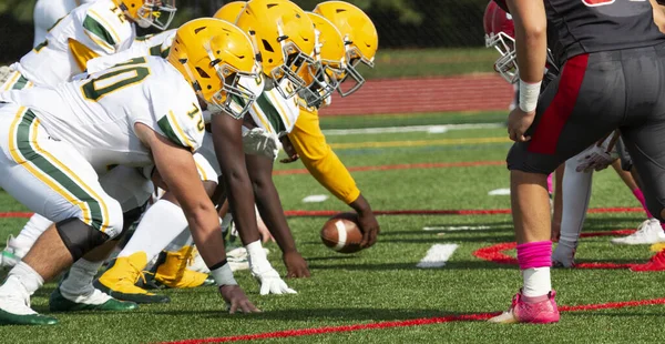 Side View Center Snaping Ball Start New Play High School — Stock Photo, Image