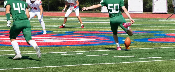 Joueur Football Lycée Donne Coup Pied Ballon Pendant Coup Envoi — Photo