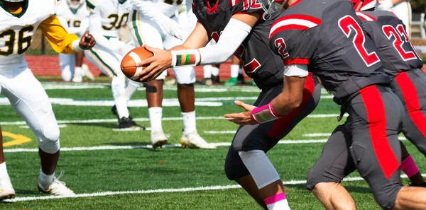 Quarterback Futebol Entregando Bola Para Seu Running Back Durante Jogo — Fotografia de Stock