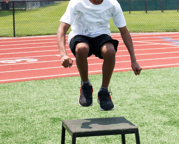 Vista Frontal Jovem Atleta Pulando Uma Caixa Plyo Durante Acampamento — Fotografia de Stock