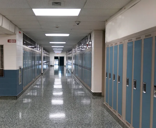 Внутри Американская Средняя Школа Смотрит Вниз Коридору Выложенному Шкафчиками — стоковое фото