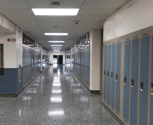 Amerikan Lisesi 'nin içinde dolaplarla dolu bir koridora bakıyor..