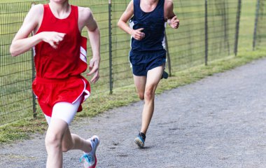 Bronx New York 'taki Van Cortlandt parkının yanındaki çakıllı yolda koşan iki liseli çocuk yarışı bitiriyor..