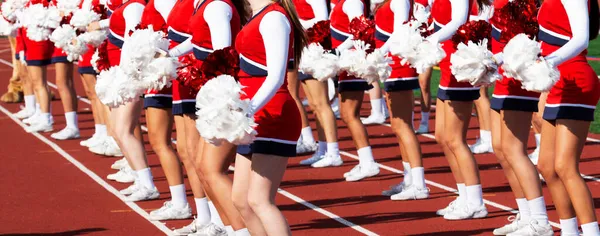 Cheerleader Der High School Rot Weißen Uniformen Jubeln Rande Eines — Stockfoto