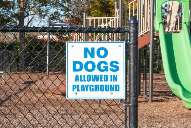 Babylon New York 'ta bir parkın açılışında siyah çitlere köpek asmak yasaktır..