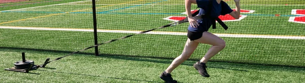 Lisedeki Bir Bayan Atletin Yan Görüntüsü Emniyet Ağlarının Yanındaki Çim — Stok fotoğraf