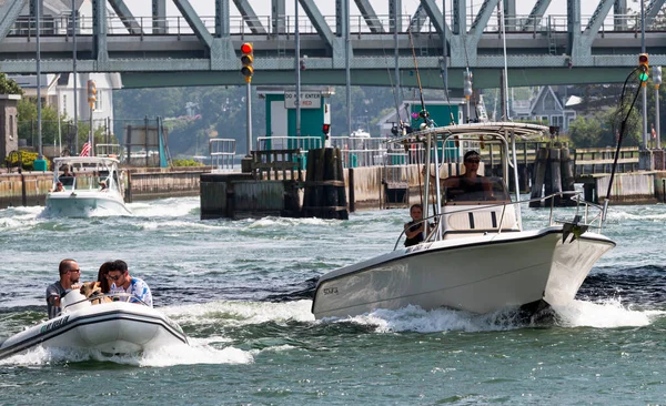 Hampton Bays New York Eua Junho 2020 Barcos Motor Atravessando — Fotografia de Stock
