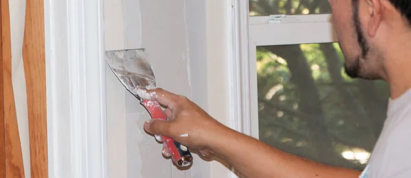 Hombre Que Aplica Paja Cinta Adhesiva Las Paredes Casa Bajo — Foto de Stock