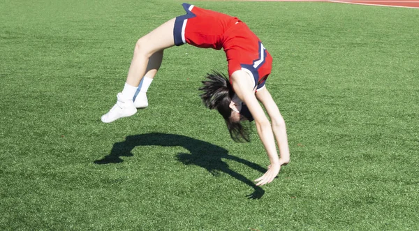 Middelbare School Cheerleader Opwarmen Doen Terug Tuimelt Flipt Met Haar — Stockfoto
