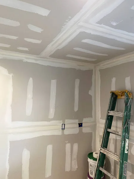 Une Chambre Résidentielle Avec Nouveau Sheetrock Écartelé Une Échelle — Photo