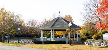 Argyle Park 'taki Babil Köyü Çardağı. Güzel bir sonbahar günü..
