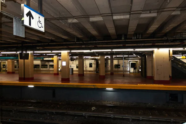 Nueva York Nueva York Noviembre 2021 Tren Una Plataforma Vacía —  Fotos de Stock