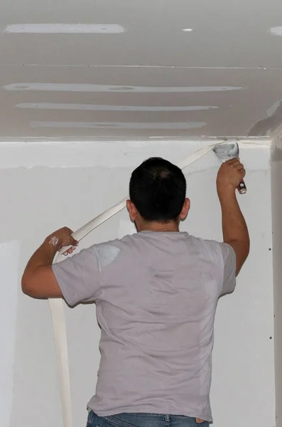 Rear View Contractor Sweating While Applying Spackle Tape Newly Installed — Stock Photo, Image