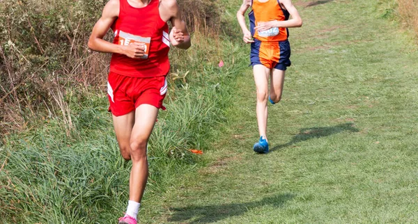 Zwei High School Jungs Liefern Sich Ein Rennen Während Einer — Stockfoto