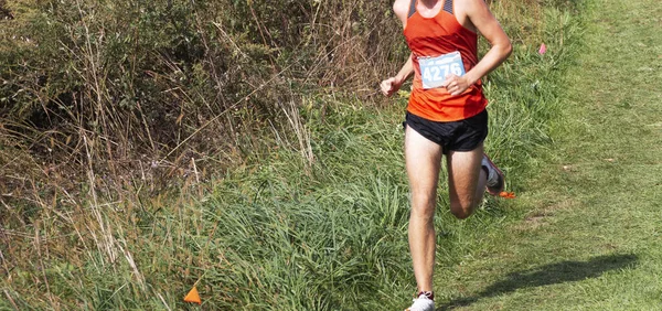 High School Pojke Springer Gräsplan Bowdoin Park Längdåkning Kör Race — Stockfoto