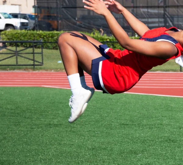 Een Middelbare School Cheerleader Een Rood Wit Blauw Uniform Oefent — Stockfoto