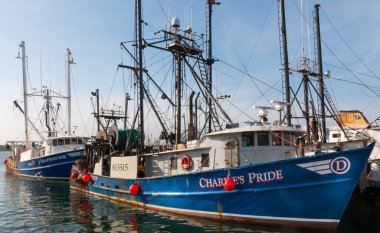 Narragansett, Rhode Island, ABD - 27 Haziran 2021: Narragansett Rhode Island 'a iki ticari balıkçı teknesi yanaştı.