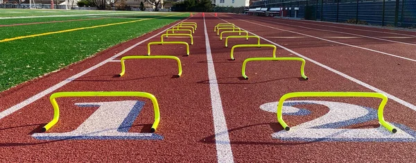 Mini Barreiras Banana Amarelas Configuradas Uma Pista Vermelha Para Corredores — Fotografia de Stock