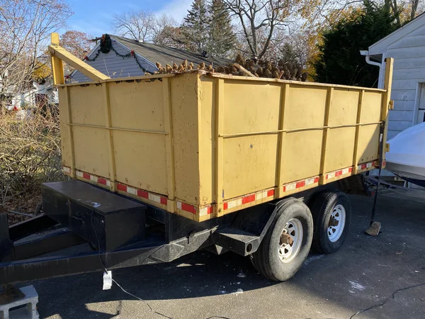 Portable Rubbish Yellow Dumpster Trailer Residential Homes Driveway — Stockfoto