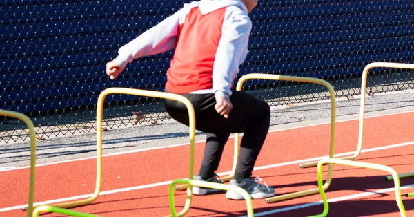 High School Bly Landing Jumping Yellow Hurdles Track Field Practice — Fotografia de Stock