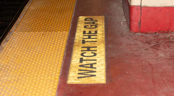 Watch Gap Warning Written Platform Long Island Railroad Station Penn — Foto Stock