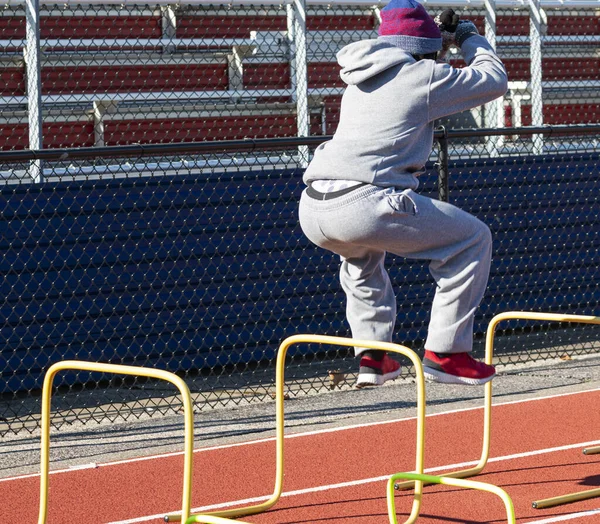 Atleta Pista Campo Saltando Sobre Obstáculos Amarillos Una Práctica Equipo — Foto de Stock