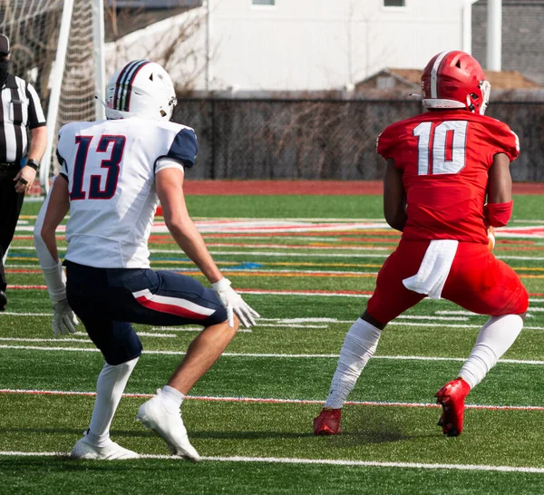 High School Football Wide Receiver Catching Ball Front Defender Making — Stockfoto