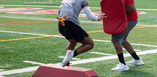 Football Player Summer Camp Running Red Barriers His Coach End — Stockfoto