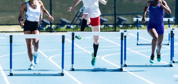 Drei Gymnasiastinnen Rasen Bei Einem Wettkampf Über 400 Meter Hürden — Stockfoto