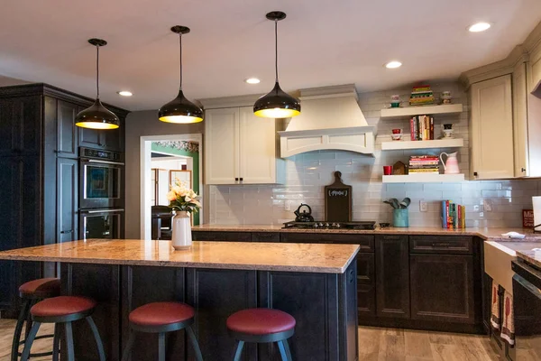 Yeni Bir Siyah Beyaz Mutfak Bir Ada Asma Işıkları Yeni — Stok fotoğraf