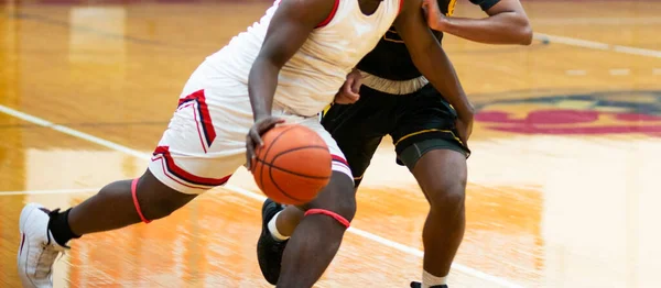 Een Middelbare School Basketbalspeler Heeft Een Stap Zijn Tegenstander Als — Stockfoto