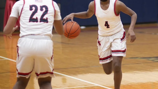 High School Basketballspieler Dribbelt Den Ball Während Eines Spiels Den — Stockfoto