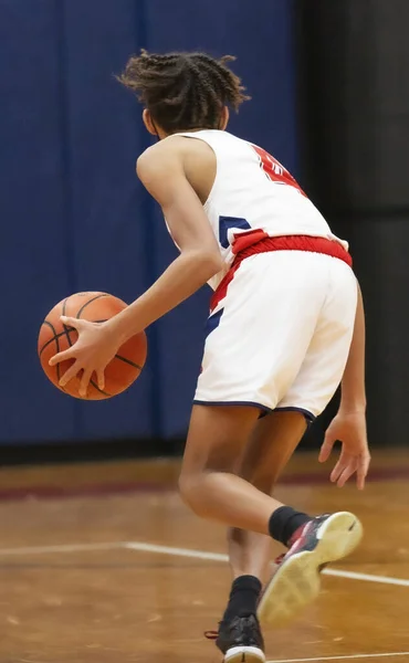 Visão Traseira Jogador Basquete Ensino Médio Driblando Bola Pela Quadra — Fotografia de Stock