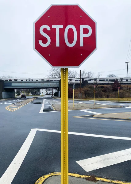 Segnale Stop Rosso Intersezione Attiva Con Traliccio Del Treno Sullo — Foto Stock