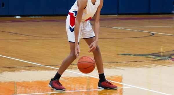 Баскетболист Старшей Школы Играющий Мяч Вершине Ключа Время Игры — стоковое фото