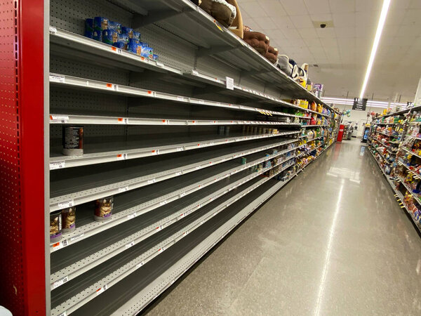 Вест-Айлип, Нью-Йорк, США - 5 февраля 2022 года: Проблемы с цепочкой поставок COVID-19 приводят к тому, что полки магазинов становятся пустыми или редкими.