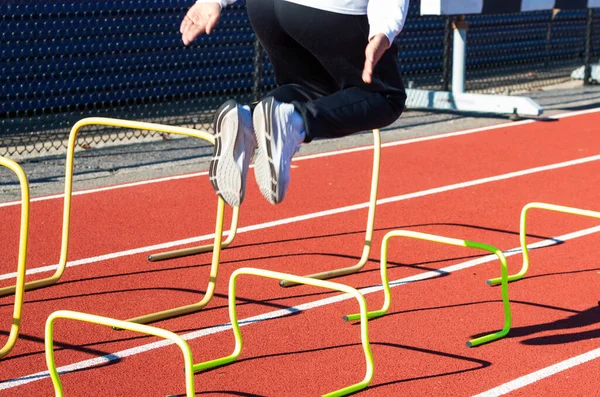Een Middelbare School Track Field Runner Springt Gele Mini Hutdles — Stockfoto