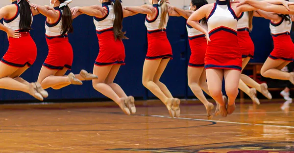 Egy Középiskolai Kick Line Csapat Ugrott Levegőbe Miközben Egy Tornateremben — Stock Fotó