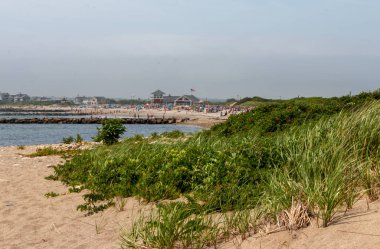 Narragansett, Rhode Island, ABD - 27 Haziran 2021: Narragansett Rhode Island 'daki Roger Wheeler Eyalet Plajı' ndaki kum tepeleri ve plaj çimlerinin üzerinden aşağıya bakıyor