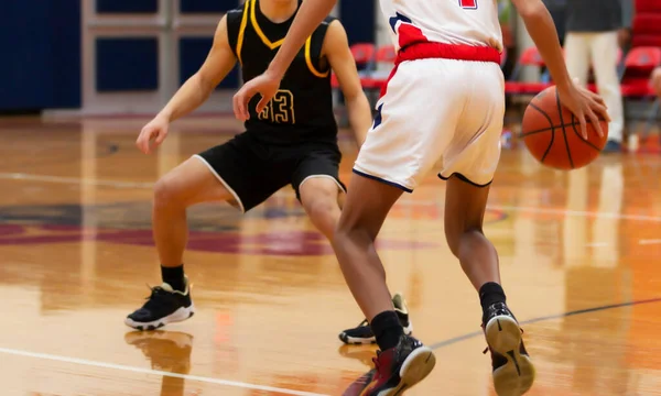 两个高中篮球员在比赛中一对一地打篮球 — 图库照片