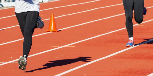 Twee Meisjes Dragen Zwarte Spandex Terwijl Snel Rennen Een Rode — Stockfoto