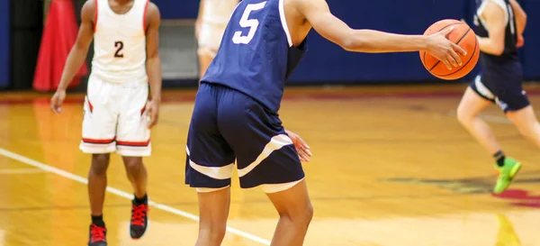 Střední Škola Basketbalista Dribling Ball Upcourt Druing Vasity Game — Stock fotografie