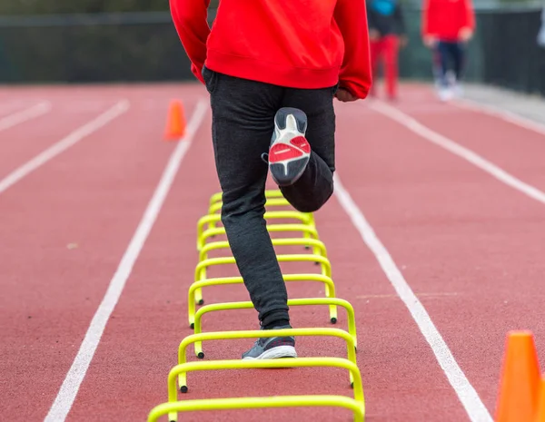 Vista Posteriore Corridore Pista Del Liceo Che Esegue Trapano Wicket — Foto Stock