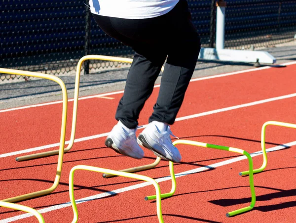 Ein Gymnasiast Springt Beim Agility Training Über Kleine Gelbe Hürden — Stockfoto