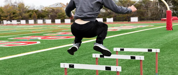 Corredor Atletismo Secundaria Está Saltando Sobre Los Obstáculos Atletismo Durante — Foto de Stock