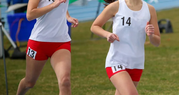 Dwie Licealistki Biegające Torze Świeżym Powietrzu Trawiastym Polem Bliska — Zdjęcie stockowe