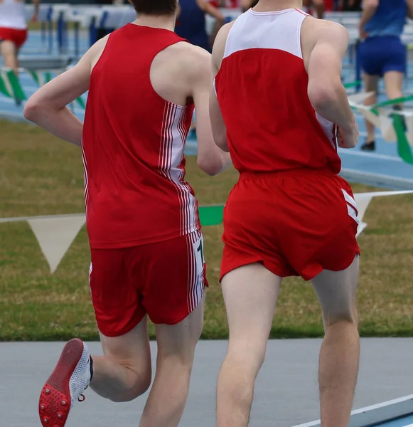 Vista Trasera Los Chicos Secundaria Corriendo Una Carrera Pista Una — Foto de Stock