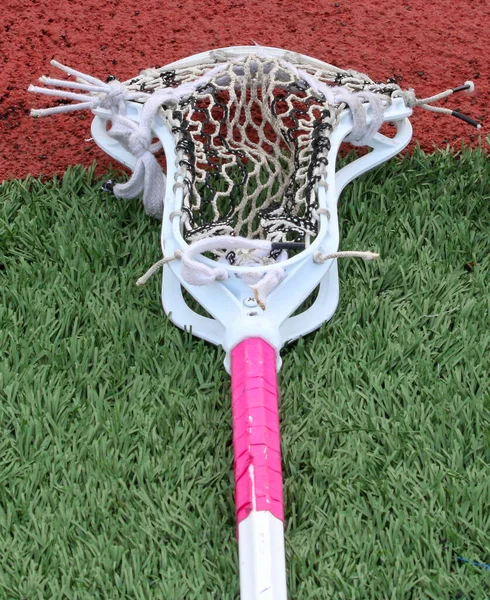 Bastão Lacrosse Deitado Relvado Com Fita Rosa Rede Branca Lado — Fotografia de Stock